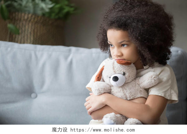 心烦意乱的孤独的女孩抱着泰迪熊看着离开感到被遗弃虐待烦躁恼火烦躁自闭症日